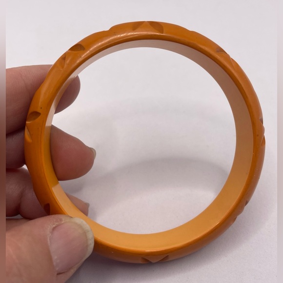 Vintage Bakelite Butterscotch Deep Carved Design Bangle Bracelet Orange Tone - Picture 4 of 8